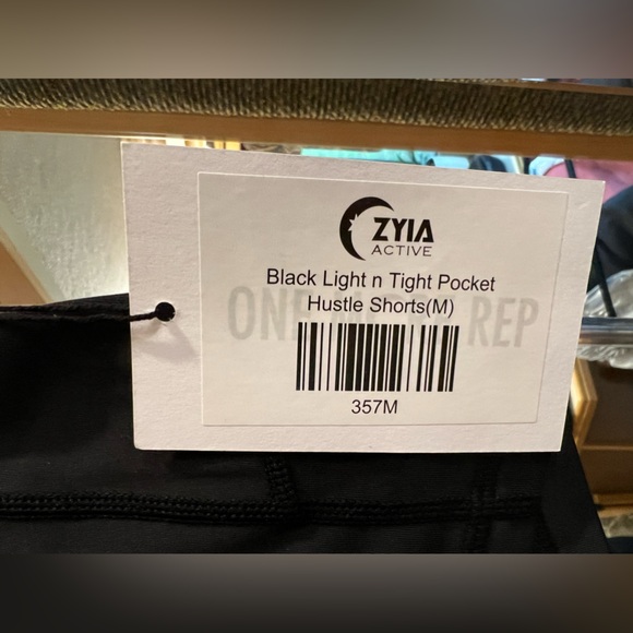 NWT Black Light n tight Pocket Hustle Shorts Sz Med - Picture 2 of 2